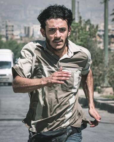 علی شادمان در نمایی از فیلم مردن در آب مطهر